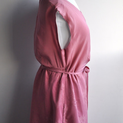 1点もの 着物リメイク　ピンク　シルク　ノースリーブカシュクールワンピース　ウエストリボン　着物ドレス　ミディ丈　ラップ 3枚目の画像