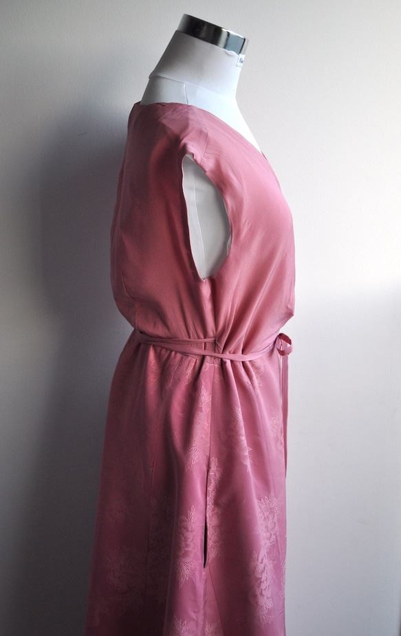 1点もの 着物リメイク　ピンク　シルク　ノースリーブカシュクールワンピース　ウエストリボン　着物ドレス　ミディ丈　ラップ 3枚目の画像