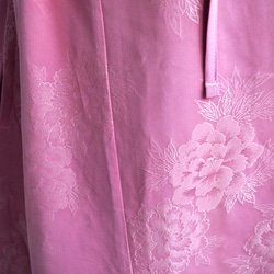 1点もの 着物リメイク　ピンク　シルク　ノースリーブカシュクールワンピース　ウエストリボン　着物ドレス　ミディ丈　ラップ 4枚目の画像