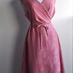 1点もの 着物リメイク　ピンク　シルク　ノースリーブカシュクールワンピース　ウエストリボン　着物ドレス　ミディ丈　ラップ 6枚目の画像