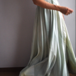着物裏地を使ったシルクグラデーション染めドレス　グリーン 3枚目の画像