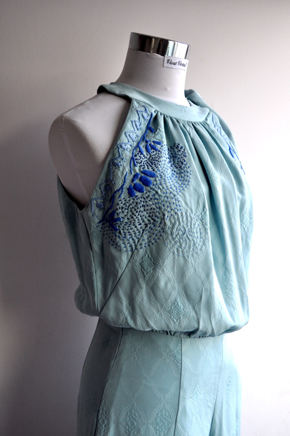 SALE パステルブルー　アメリカンネック　手刺繍の着物リメイクシルクオールインワン 2枚目の画像