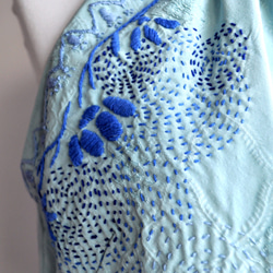 SALE パステルブルー　アメリカンネック　手刺繍の着物リメイクシルクオールインワン 4枚目の画像