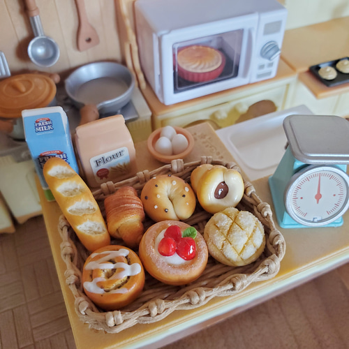 神戸屋 ミニチュアパン　オーナメント　全17種類セット 毎月22日はガシャポンプレゼントの日｜神戸屋オンラインストア