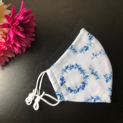 夏でも爽やか！立体布マスク ダブルガーゼ 青花柄　フィルターポケット付き　大人用サイズ 7枚目の画像