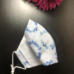夏でも爽やか！立体布マスク ダブルガーゼ 青花柄　フィルターポケット付き　大人用サイズ 8枚目の画像