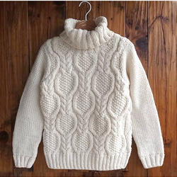 完売】ウール・変わりケーブル編みタートルニット（NP-3808-白