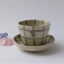 POPな格子柄とねこちゃん　格子猫あそびカップ＆ソーサー　陶器 1枚目の画像