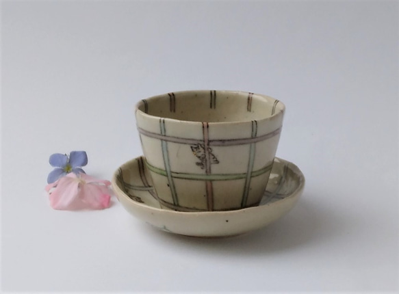 POPな格子柄とねこちゃん　格子猫あそびカップ＆ソーサー　陶器 1枚目の画像