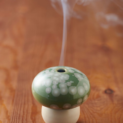 コロンとしたかたちが可愛いきのこ型の香炉　きの香（きのこ・陽光・緑）　香炉　磁器 5枚目の画像