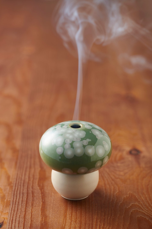 コロンとしたかたちが可愛いきのこ型の香炉　きの香（きのこ・花結晶・白）　香炉　磁器 7枚目の画像