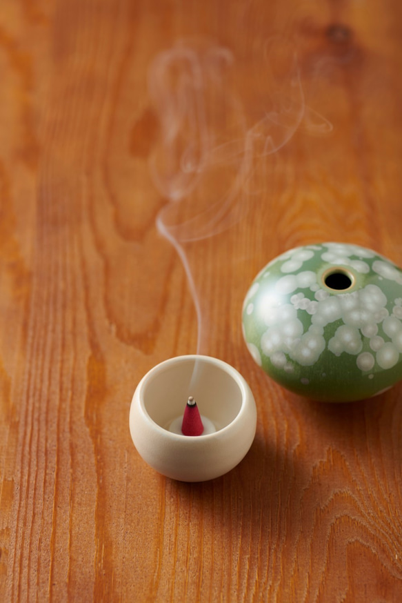 コロンとしたかたちが可愛いきのこ型の香炉　きの香（きのこ・花結晶・白）　香炉　磁器 8枚目の画像