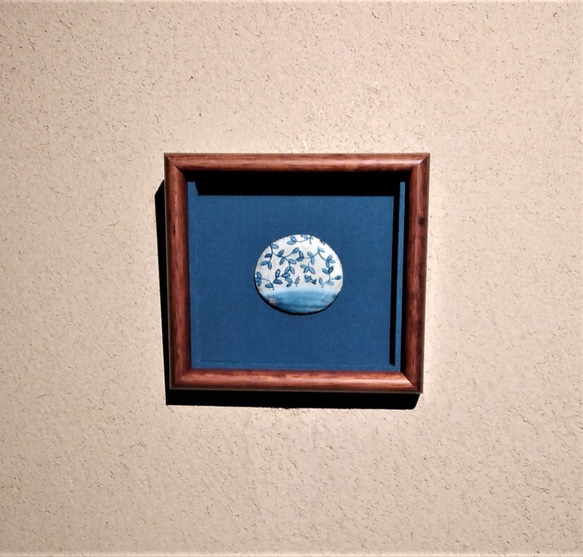 小さな陶板の中に広がる青の世界　　青を行く　陶額 2枚目の画像