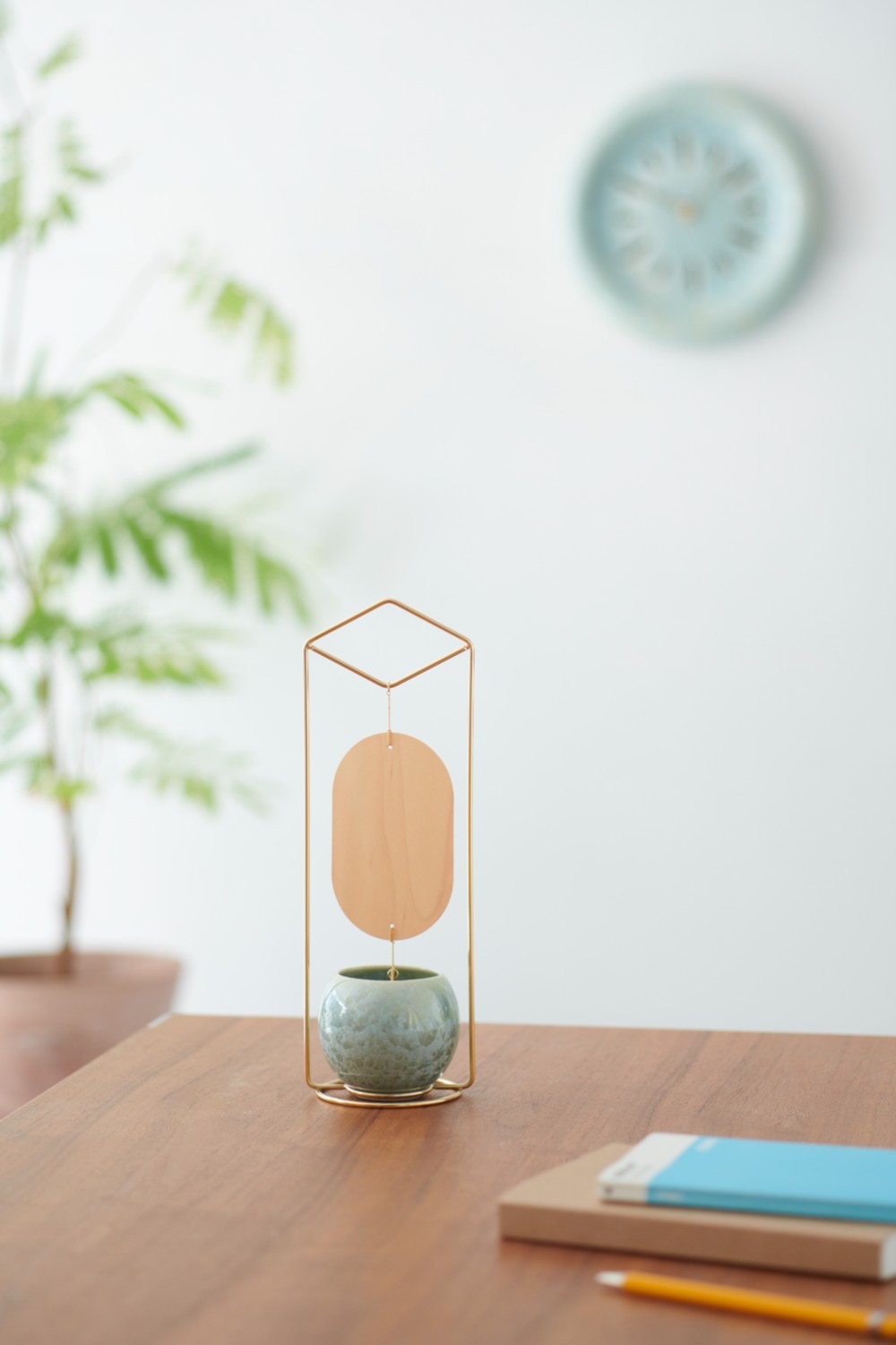 涼やかな音色が耳に心地よい・・涼の音（すずのね）・花結晶（緑）置型風鈴（金）  磁器 9,768円