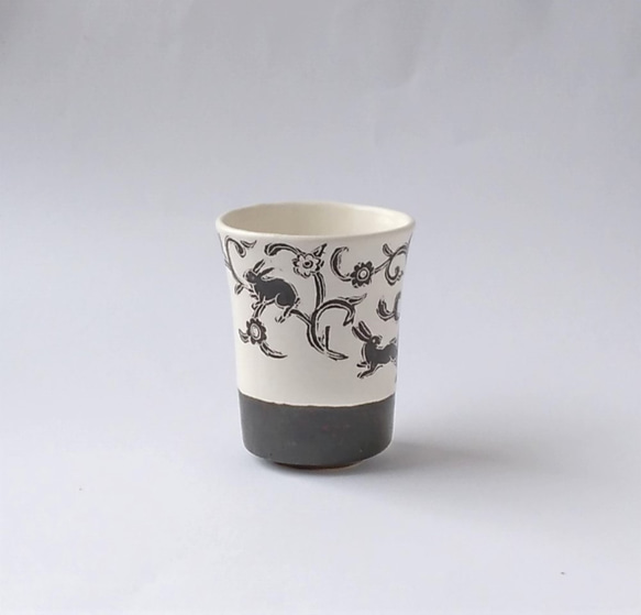 花唐草兎フリーカップ　陶器 3枚目の画像