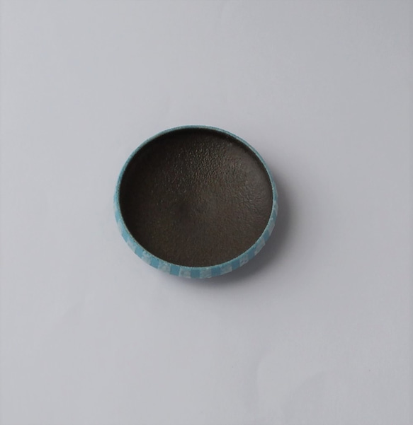 ちょこっと盛りたい･･釉泥彩（ブルー）豆鉢　陶器 2枚目の画像