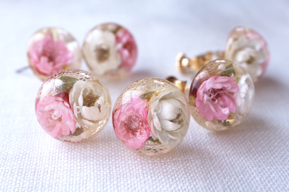 白色和粉色花朵耳環&lt;鈦耳環&gt; 第1張的照片