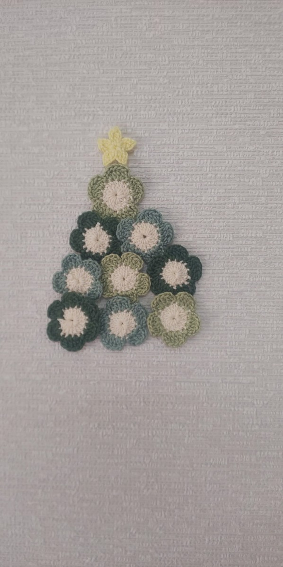 お花モチーフ6個とお星さま１個・クリスマスツリー 3枚目の画像