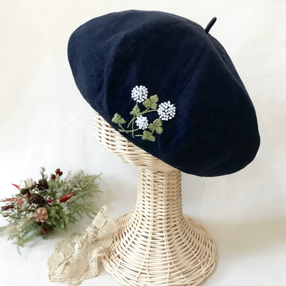 【大人】国産リネン ネイビー　クローバー刺繍 ベレー帽　 1枚目の画像