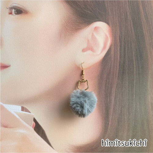 グレー）猫と毛玉ピアス・イヤリング ねこ ネコ 灰色 くすみカラー