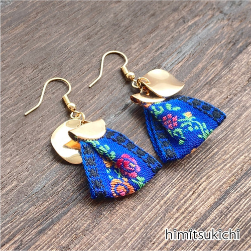 チロルリボンとメタルプレートのピアス・イヤリング 青 ブルー 紺色