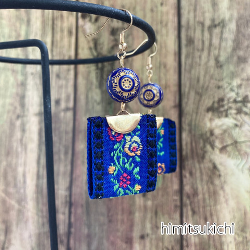 チロルリボンと花のピアス・イヤリング✴︎アンティークカラー 青 紺色