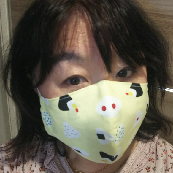 【送料無料】遊び心マスク(おにぎり黄色)フィルターポケットあり 4枚目の画像