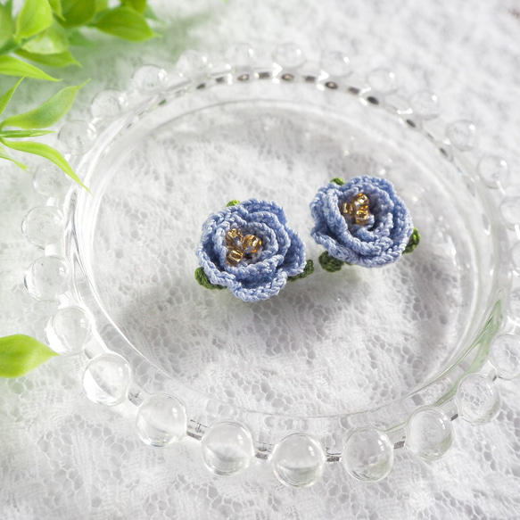 一輪の薔薇(ブルー：全5色) ピアス・イヤリング　かぎ針刺繍 2枚目の画像