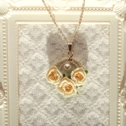 薔薇の鐘(ホワイト：全5色) ペンダントトップ　かぎ針刺繍 3枚目の画像
