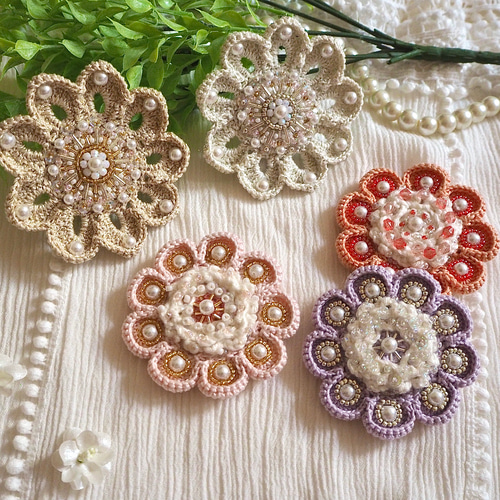 weekends手と花のデザインブローチ Subtle yet playful pin brooches make a perfect Father's Day