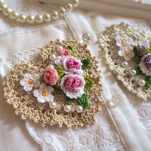 甘いお花のデザート ブローチ (全2色)　かぎ針刺繍 2枚目の画像