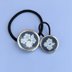 リンクコーデ　ネイビーの白の花束　親子ヘアゴムセット 2枚目の画像