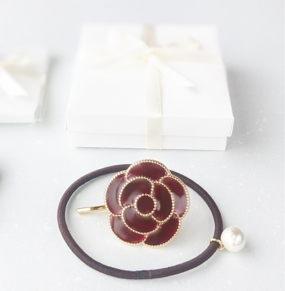 （6月の誕生花）深紅の薔薇のポニーフック　コットンパールつきのヘアゴムセット 1枚目の画像