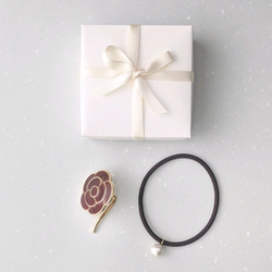 （6月の誕生花）深紅の薔薇のポニーフック　コットンパールつきのヘアゴムセット 2枚目の画像