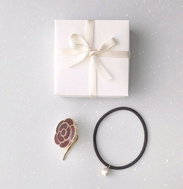 （6月の誕生花）深紅の薔薇のポニーフック　コットンパールつきのヘアゴムセット 2枚目の画像