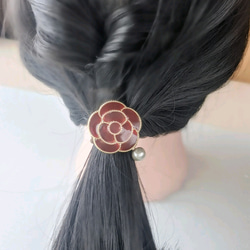 （6月の誕生花）深紅の薔薇のポニーフック　コットンパールつきのヘアゴムセット 4枚目の画像