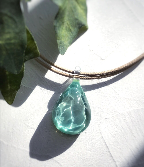 Sea glass pendant　L＊エメラルドグリーン 1枚目の画像