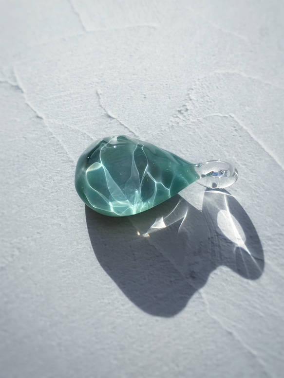 Sea glass pendant　L＊エメラルドグリーン 3枚目の画像