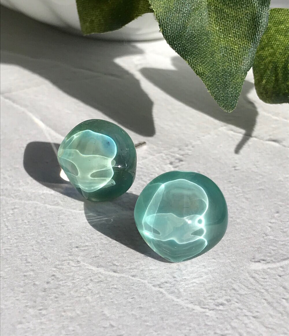 Creema限定！Sea glass ピアス／イヤリング（揺れないタイプ）＊エメラルドグリーン 1枚目の画像