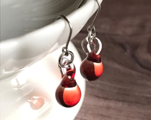 【1169】赤いクリスタルドロップ型ピアス／イヤリング 1169】赤いクリスタルドロップ型ピアス／イヤリング