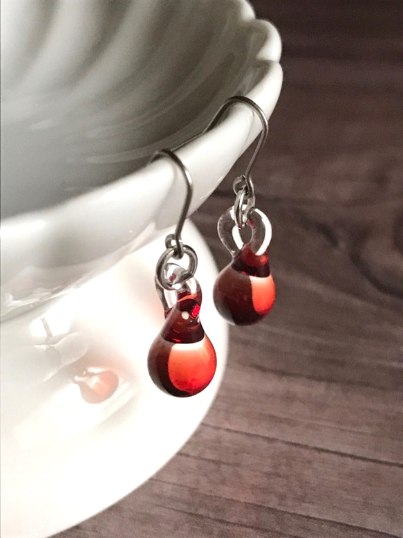 【1169】赤いクリスタルドロップ型ピアス／イヤリング 1169】赤いクリスタルドロップ型ピアス／イヤリング アクセサリー