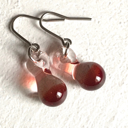 ドロップガラスピアス/イヤリング＊赤（透明） ピアス（フック