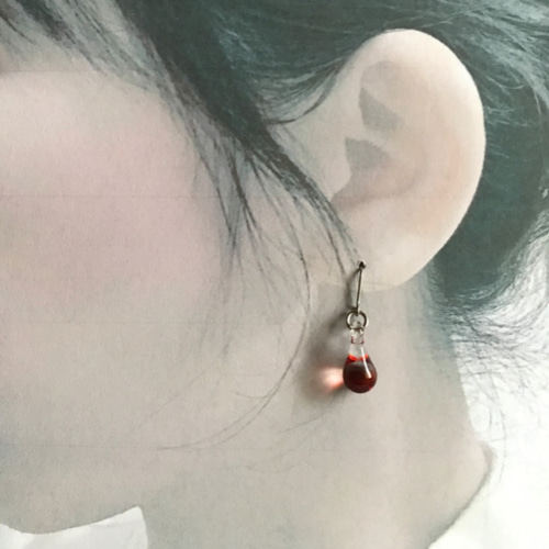 ドロップガラスピアス/イヤリング＊赤（透明） ピアス（フック