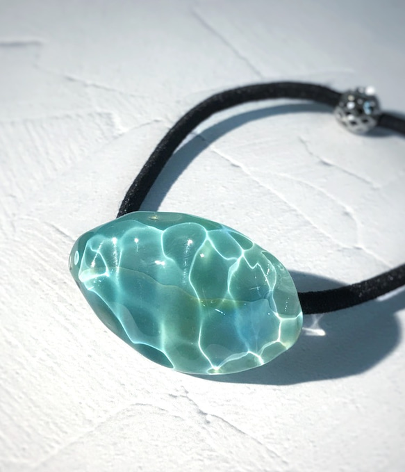 エメラルドグリーンクリスマスドームレジンヘアゴム エメラルドグリーン雪ドームレジンヘアゴム