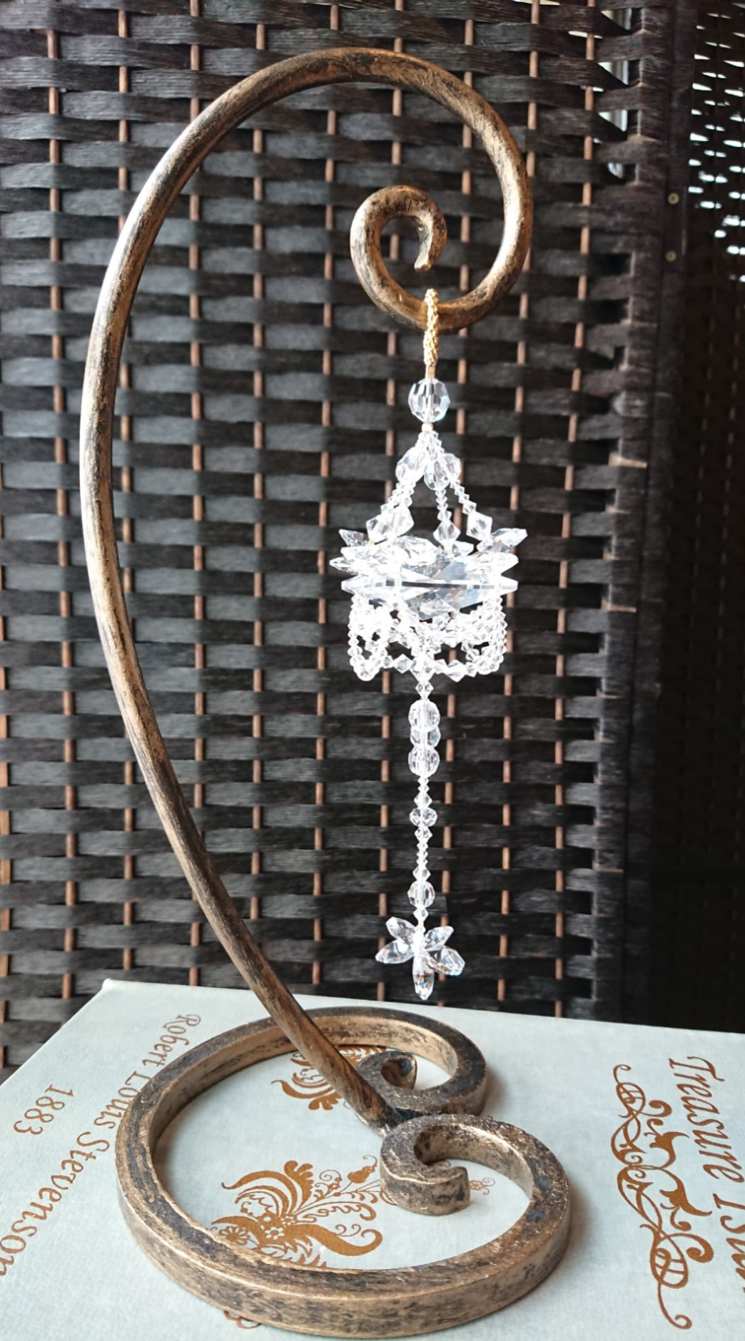 アイアンスタンド付オブジェ　シャンデリアモチーフ（サンキャッチャー）