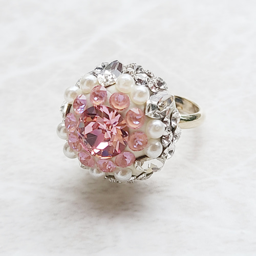 週末セール】スワロフスキー 華やかリング キラキラ 桜ピンク