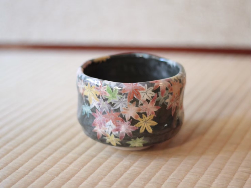 美術品 抹茶碗 多色紅葉模様 陶器製 木箱付き 美術品 抹茶碗 多色紅葉模様 陶器製 木箱付き