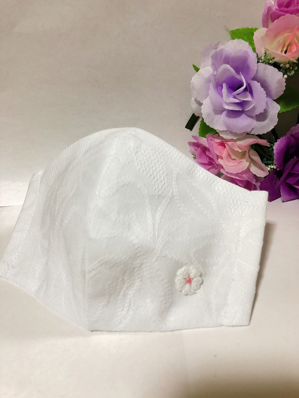【再販×3】立体マスク 接触冷感 ホワイト ワンポイント花柄ピンクNo51 1枚目の画像