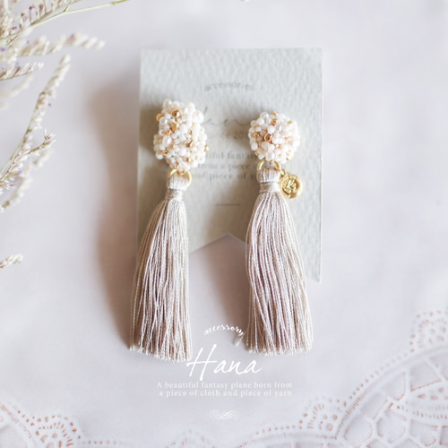 ビーズ刺繍とタッセルのピアス・イヤリングIvory ピアス（その他 
