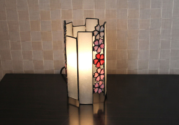 ステンドグラスの筒ランプ（桜） 2枚目の画像